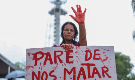 Brasília (DF), 07/12/2025 - O Levante Mulheres Vivas realiza ato na área central de Brasília para denunciar o feminicídio e todas as formas de violência contra mulheres.
 Foto: Marcelo Camargo/Agência Brasil