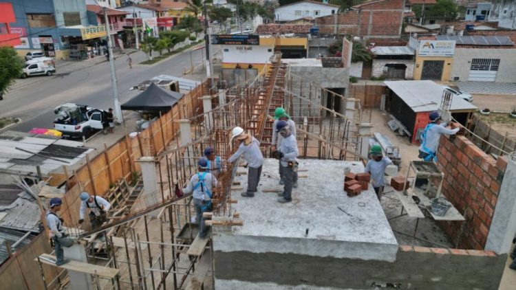 Quinze homens trabalham no prédio, em Cajupiranga, que deve ficar pronto em dois meses