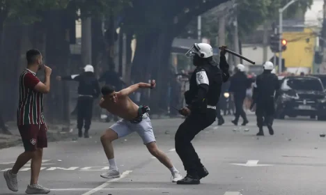 Rio de Janeiro (RJ), 04/11/2023 - Torcedores do Fluminense confrontam policiais militares e guardas municipais em acesso bloqueado ao Maracanã, na Rua São Francisco Xavier, antes da final da Copa Libertadores contra o Boca Juniors. Foto: Fernando Frazão/Agência Brasil