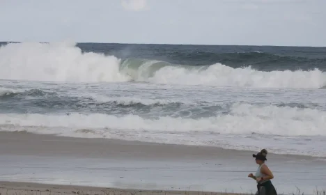 Mar de ressaca no Rio de Janeiro após ciclone extratropical ir para o oceano