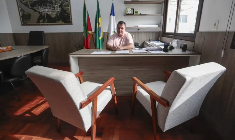 Cruzeiro do sul (RS), 27/04/2025 - O prefeito de Cruzeiro do sul, César Leandro Marmitt ( Dingola), recebe a agência Brasil em seu gabinete, faz um balanço da última enchente que atingiu a cidade.
A um ano o estado foi atingido por temporais que afetou mais de 400 municípios gaúchos, tiveram bairros inteiros alagados. A maior tragédia climática da história, deixou pelo menos 147 mortos e afetou mais de 2,1 milhões de pessoas.
Foto: Joédson Alves/Agência Brasil