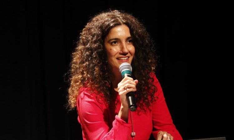 Rio de Janeiro (RJ), 20/04/2023 - A diretora de Conteúdo e Programação da Empresa Brasil de Comunicação (EBC), Antonia Pellegrino, na comemoração dos 100 anos da Rádio MEC, no Teatro da Caixa Nelson Rodrigues. Foto: Fernando Frazão/Agência Brasil