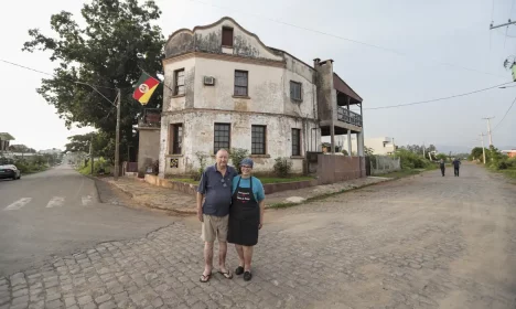 Arroio do meio (RS), 29/04/2025 - O casal, Solange Beatriz de Oliveira Schneider (65 anos) e Darcísio Paulo Schneider, o Casarão onde moram de 117 anos resistiu a varia enchentes no rio Taquari.
A um ano o estado foi atingido por temporais que afetou mais de 400 municípios gaúchos, tiveram bairros inteiros alagados. A maior tragédia climática da história, deixou pelo menos 147 mortos e afetou mais de 2,1 milhões de pessoas.
Foto: Joédson Alves/Agência Brasil