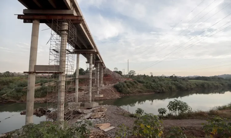 Lajeado (RS), 28/04/2025 - Nova ponte que foi reconstruída após ser levada pela cheia do rio forqueta na última enchente de abril 2024.
A ponte fica na divisa dos municípios de Lajeado e Arroio do meio.
A um ano o estado foi atingido por temporais que afetou mais de 400 municípios gaúchos, tiveram bairros inteiros alagados. A maior tragédia climática da história, deixou pelo menos 147 mortos e afetou mais de 2,1 milhões de pessoas.
Foto: Joédson Alves/Agência Brasil