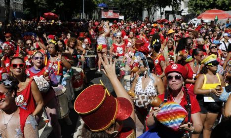 Rio de Janeiro (RJ) 10/02/2024 – Foliões curtem o carnaval de rua no desfile do bloco Multibloco, com tema Anos 90, no centro da cidade. Foto: Fernando Frazão/Agência Brasil