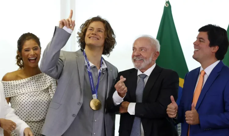 Brasília (DF), 27/12/2026 - Presidente da República, Luiz Inácio Lula da Silva, durante encontro com o atleta medalhista de ouro nos Jogos Olímpicos de Inverno Milão–Cortina 2026, Lucas Pinheiro Braathen, realizado no Palácio do Planalto. Foto: Bruno Peres/Agência Brasil