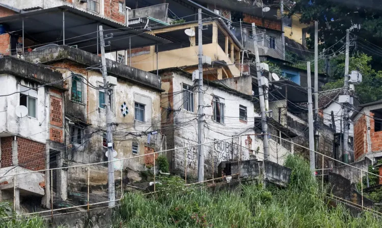 Rio de Janeiro (RJ) 26/03/2024 – Grades de proteção na encosta do Morro do Andaraí, atendido pelo programa Favela Bairro, que completa 30 anos. Foto: Fernando Frazão/Agência Brasil