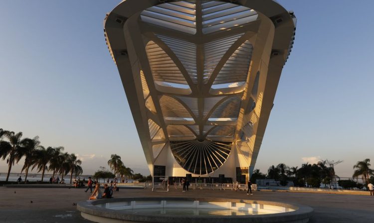 Vista do entardecer no Museu do Amanhã, na Praça Mauá.