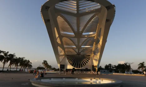 Vista do entardecer no Museu do Amanhã, na Praça Mauá.