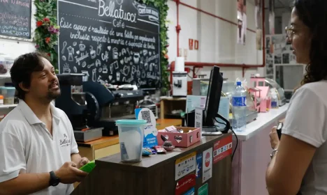 São Paulo (SP), 20/03/2023 - O barista Philippe Tavares, 31 anos, que tem síndrome de Down, trabalha na Bellatucci Café, uma cafeteria inclusiva. Foto: Fernando Frazão/Agência Brasil