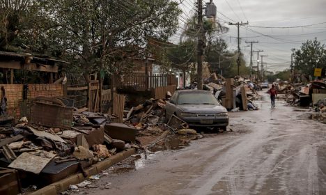 Porto Alegre (RS), 19/06/2024 - Entulhos de casas no meio da rua na Vila da Paz após chuvas e novos alagamentos. Foto: Bruno Peres/Agência Brasil