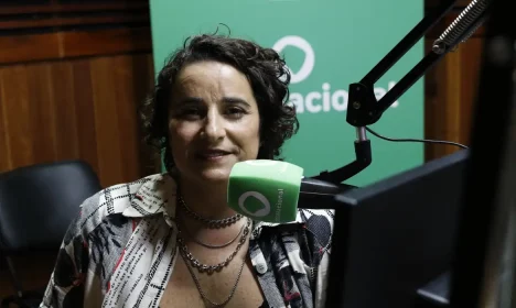 Rio de Janeiro (RJ) 29/04/2024 – A narração de um gol por Luciana Zogaib, da equipe de Esportes da Empresa Brasil de Comunicação (EBC), veiculada na Rádio Nacional, foi premiada no festival de cinema de futebol Cinefoot. Foto: Fernando Frazão/Agência Brasil