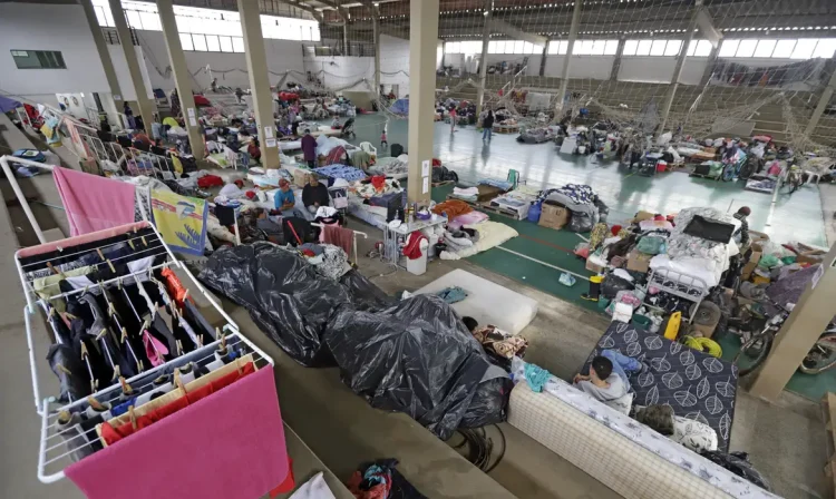 Porto Alegre (RS), 20/06/2024 - Moradores desabrigados dentro do Ginásio Elyseu Quinhones aonde serve de abrigo para atingidos pela enchente no município de Eldorado do Sul. Foto: Bruno Peres/Agência Brasil