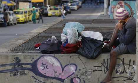 População vulnerável em situação de rua durante período de frio intenso.