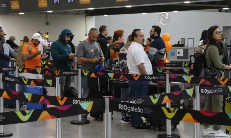 Rio de Janeiro (RJ), 02/10/2023 - Movimento de passageiros no Aeroporto Internacional Tom Jobim, no Galeão, após migração de voos operados no Aeroporto Santos Dumont. Foto: Fernando Frazão/Agência Brasil