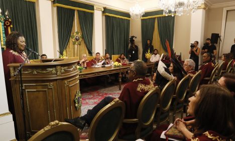 Rio de Janeiro (RJ), 14/11/2023 - A ministra da Cultura, Margareth Menezes, toma posse com artitas nomeados na Academia Brasileira de Cultura. Foto: Fernando Frazão/Agência Brasil