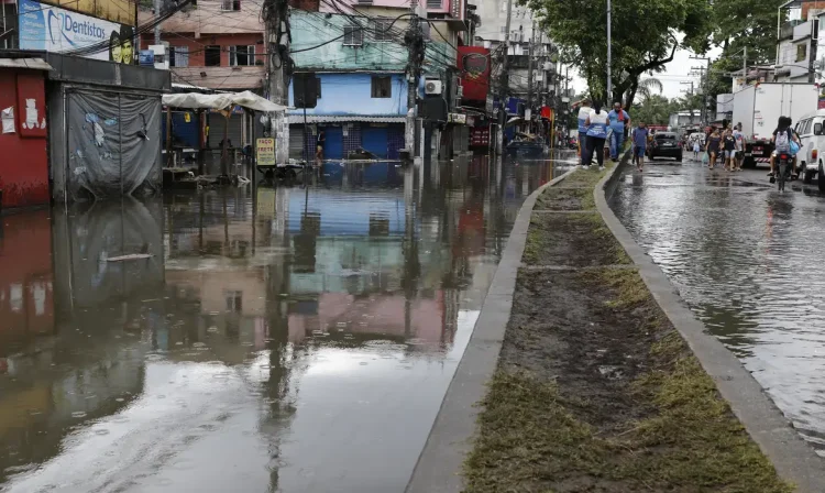 Moradores e comerciantes da comunidade de Rio das Pedras, zona oeste da cidade, sofrem com alagamentos devido às chuvas intensas que causaram estragos em vários pontos do Estado do Rio de Janeiro.