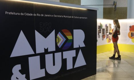 Rio de Janeiro (RJ) 17/11/2023 – Exposição Amor & Luta: Trajetórias do Movimento LGBTI+ e 30 anos do Grupo Arco-Íris de Cidadania LGBTI+, na estação Carioca do MetrôRio. Foto: Fernando Frazão/Agência Brasil