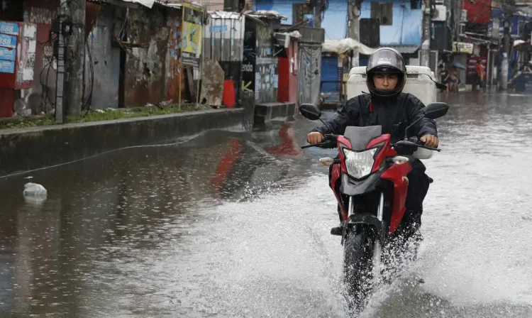 Moradores e comerciantes da comunidade de Rio das Pedras, zona oeste da cidade, sofrem com alagamentos devido às chuvas intensas que causaram estragos em vários pontos do Estado do Rio de Janeiro.