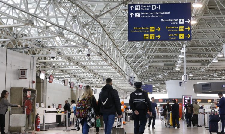 Rio de Janeiro (RJ), 02/10/2023 - Movimento de passageiros no Aeroporto Internacional Tom Jobim, no Galeão, após migração de voos operados no Aeroporto Santos Dumont. Foto: Fernando Frazão/Agência Brasil