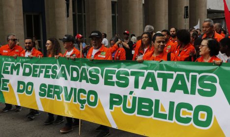 Rio de Janeiro (RJ), 03/10/2023 - Trabalhadores, centrais sindicais e movimentos sociais fazem ato pelos 70 anos da Petrobras, em frente ao edifício sede da empresa, no Centro. Foto: Fernando Frazão/Agência Brasil