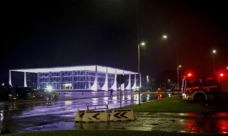 Brasília (DF) 13/11/2024 - Explosões são ouvidas perto do STF; prédio é evacuado, uma pessoa morreu.
Foto: Bruno Peres/Agência Brasil