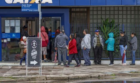 Sarandi (RS), 24/06/2024 - Pessoas fazem fila em frente ao banco Caixa Econômica Federal em busca de auxílio, após enchente que atingiu toda a região. Foto: Bruno Peres/Agência Brasil