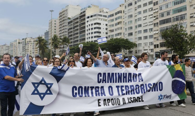 Rio de Janeiro (RJ), 15/10/2023 - Comunidade judaica faz caminhada em apoio a Israel, pela orla de Copacabana. Foto: Fernando Frazão/Agência Brasil