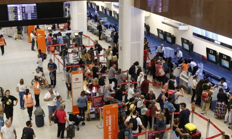 Movimento de passageiros no Aeroporto Santos Dumont no primeiro dia de greve dos aeronautas.