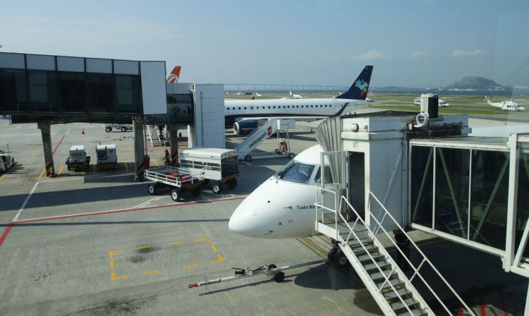 Movimento de aeronaves no Aeroporto Santos Dumont.