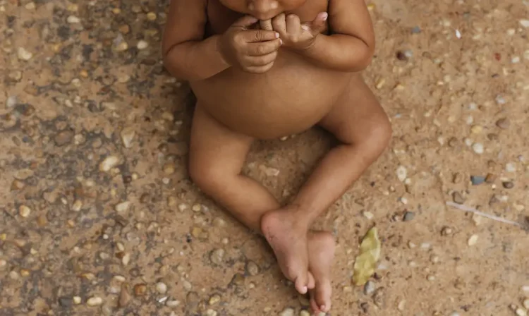 Criança indígena Yanomami  nos arredores da Casa de Saúde do Índio, que presta acolhimento aos indígenas trazidos em situação de emergência para Boa Vista