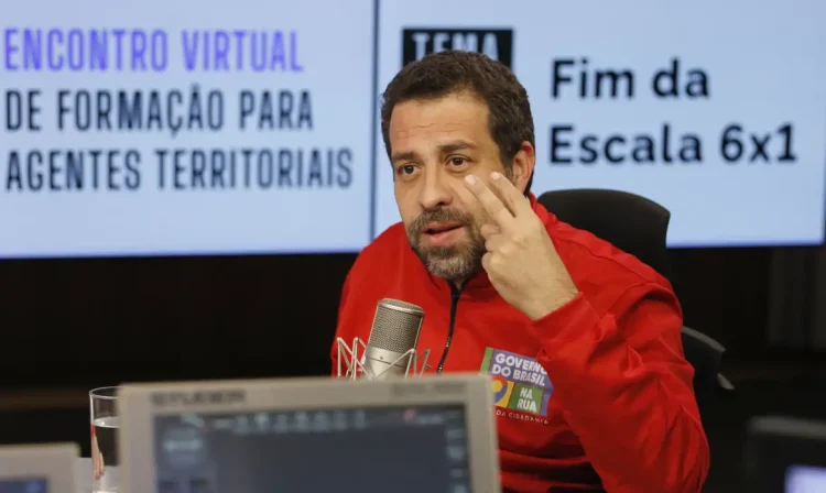 Brasília (DF), 14/04/2026 - O ministro da Secretaria-Geral da Presidência da República, Guilherme Boulos, fala sobre escala 6x1 durante live na Rádio Brasil. Foto: Bruno Peres/Agência Brasil