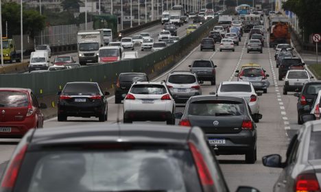 Trânsito de veículos para viagens de fim de ano na Ponte Rio-Niterói.