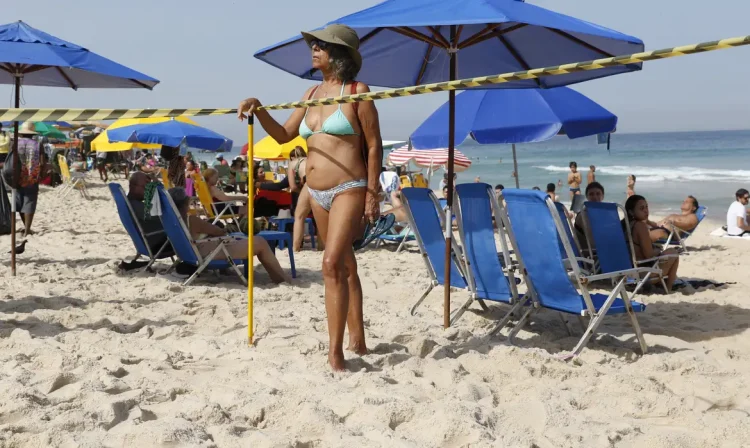 Rio de Janeiro (RJ) 09/06/2024 – Manifestação isola trecho na areia de Ipanema contra a tramitação da PEC das Praias 03/2022 no Senado Federal. Foto: Fernando Frazão/Agência Brasil