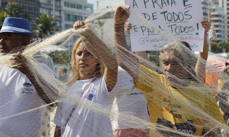 Rio de Janeiro (RJ) 09/06/2024 – Manifestação isola trecho na areia de Ipanema contra a tramitação da PEC das Praias 03/2022 no Senado Federal. Foto: Fernando Frazão/Agência Brasil