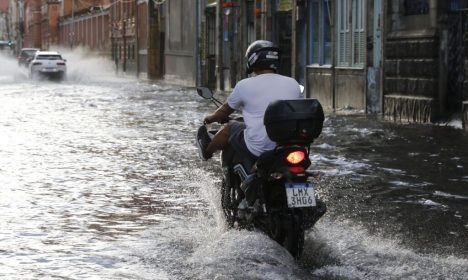 Chuva intensa acompanhada de rajadas de vento alaga ruas na região central da cidade, que tem alerta estágio de atenção.