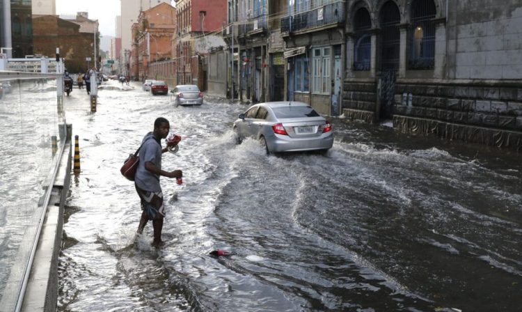 Chuva intensa acompanhada de rajadas de vento alaga ruas na região central da cidade, que tem alerta estágio de atenção.