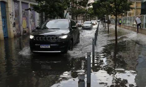 Chuva intensa acompanhada de rajadas de vento alaga ruas na região central da cidade, que tem alerta estágio de atenção.