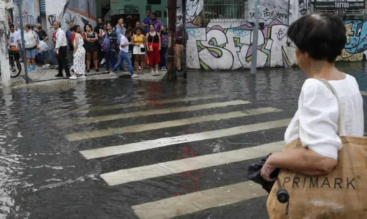 Chuva intensa acompanhada de rajadas de vento alaga ruas na região central da cidade, que tem alerta estágio de atenção.