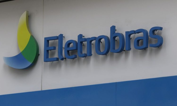 Logotipo da Eletrobras no edifício sede, no centro do Rio de Janeiro. A holding Centrais Elétricas Brasileiras S.A. atua na geração, transmissão e distribuição de energia.