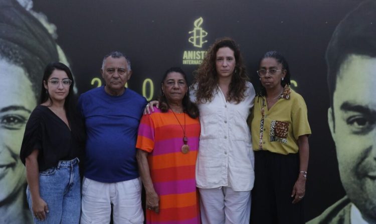 Rio de Janeiro (RJ), 02/09/2023 - Familiares participam de ato simbólico da Anistia Internacional que marca os 2 mil dias do assassinato de Marielle Franco e Anderson Gomes, na Praça Mauá. Foto: Fernando Frazão/Agência Brasil