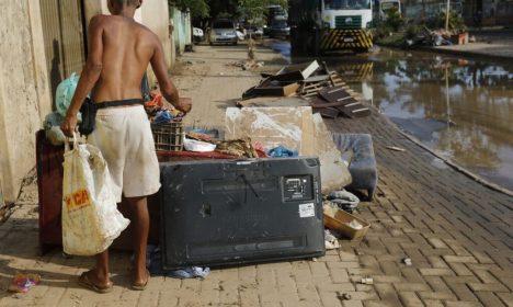 Belford Roxo (RJ) 16/01/2024 – Estragos e prejuízos aos moradores causados pelas chuvas em Belford Roxo, na Baixada Fluminense, que teve diversos pontos de alagamentos com a enchente do rio Botas. Foto: Fernando Frazão/Agência Brasil