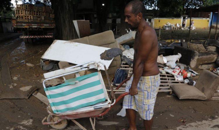 Belford Roxo (RJ) 16/01/2024 – Estragos e prejuízos aos moradores causados pelas chuvas em Belford Roxo, na Baixada Fluminense, que teve diversos pontos de alagamentos com a enchente do rio Botas. Foto: Fernando Frazão/Agência Brasil