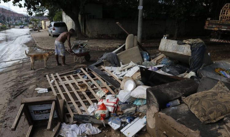 Belford Roxo (RJ) 16/01/2024 – Estragos e prejuízos aos moradores causados pelas chuvas em Belford Roxo, na Baixada Fluminense, que teve diversos pontos de alagamentos com a enchente do rio Botas. Foto: Fernando Frazão/Agência Brasil