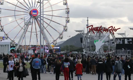 Público no evento teste do Rock in Rio 2022 na Cidade do Rock, montada no Parque Olímpico, Barra da Tijuca.