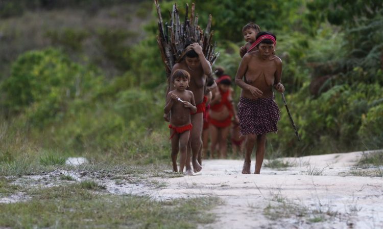 Surucucu (RR), 09/02/2023 - Mulheres e crianças yanomami em Surucucu, na Terra Indígena Yanomami.  Foto: Fernando Frazão/Agência Brasil