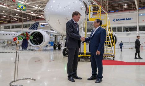 São Paulo (SP) 24/09/2023  O primeiro-ministro do Vietnã Pham Minh Chinh visitou a Embraer, como parte de sua visita oficial ao Brasil. A delegação foi recebida pelo presidente da companhia Francisco Gomes Neto. Foto CLAUDIO CAPUCHO