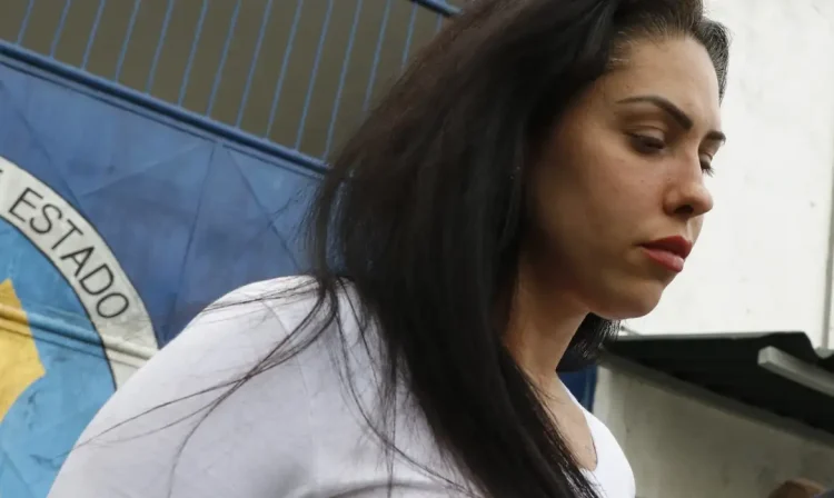 Monique Medeiros deixa a prisão no Instituto Penal Santo Expedito, em Bangu
Foto: Fernando Frazão/Agência Brasil/Arquivo