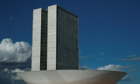 A cúpula  maior, voltada para cima, abriga o Plenário da Câmara dos Deputados.