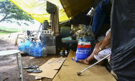 Pessoas em situação de vulnerabilidade na área central de Brasília durante o jogo Brasil x Croácia pela copa do mundo.